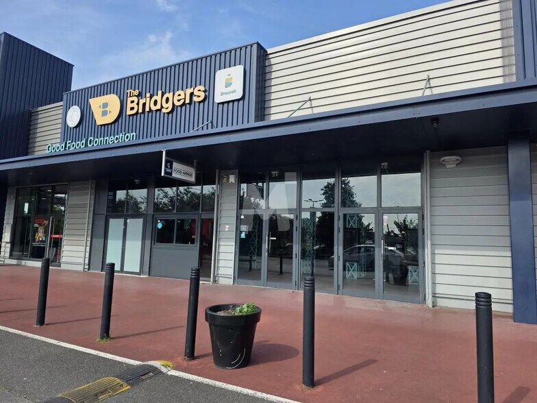Local commercial dans Corbeil-Essonnes à louer - Photo de l’immeuble – Image 3 sur 9