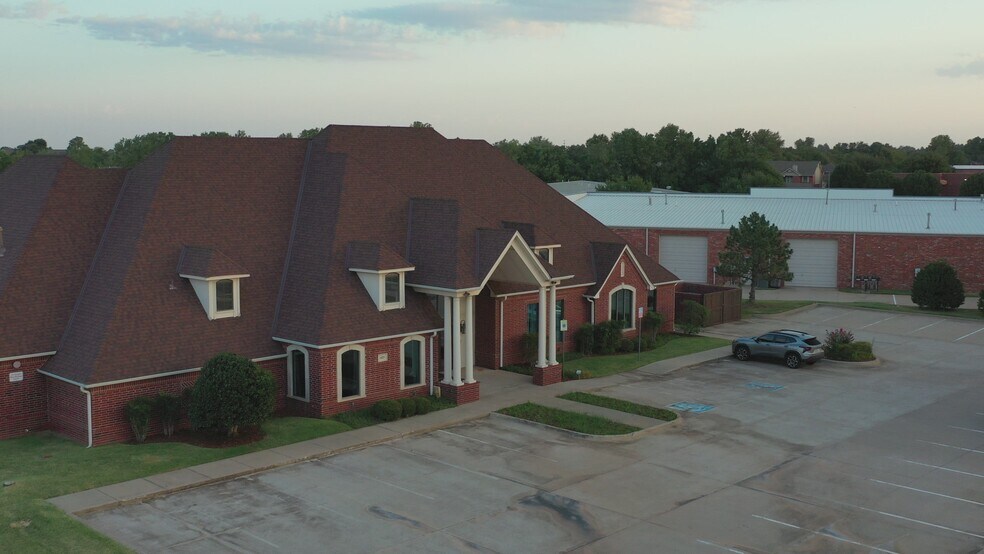 1425 S Fretz Ave, Edmond, OK à vendre - Vidéo sur l’annonce professionnelle – Image 2 sur 36