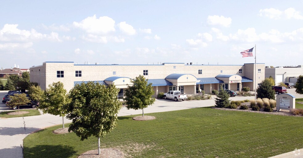 1833 Executive Dr, Oconomowoc, WI à louer - Photo de l’immeuble – Image 3 sur 14