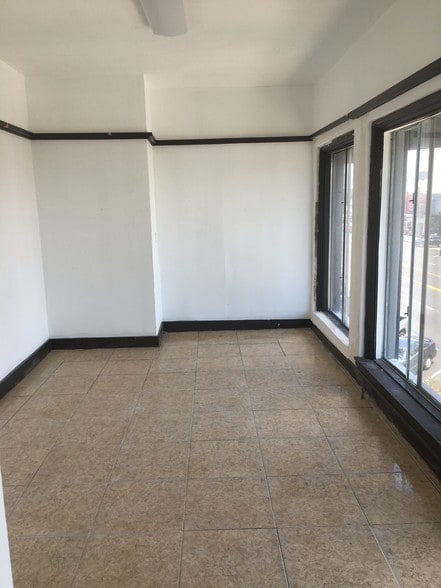 2569-2575 Clarendon Ave, Huntington Park, CA à louer - Photo intérieure – Image 3 sur 7
