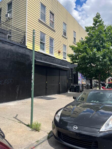 585 Wilson Ave, Brooklyn, NY à louer - Photo de l’immeuble – Image 1 sur 3