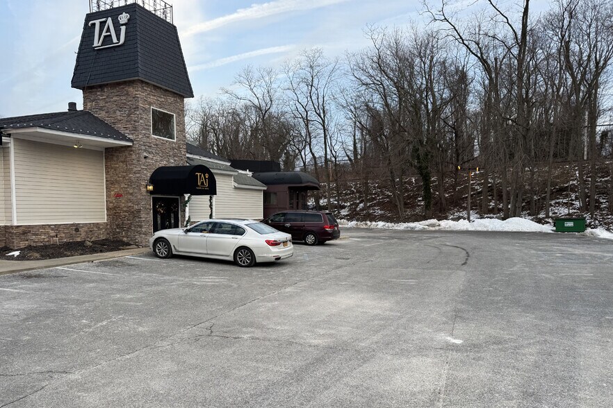 10 Woods Corner Rd, East Setauket, NY à louer - Photo de l’immeuble – Image 2 sur 3