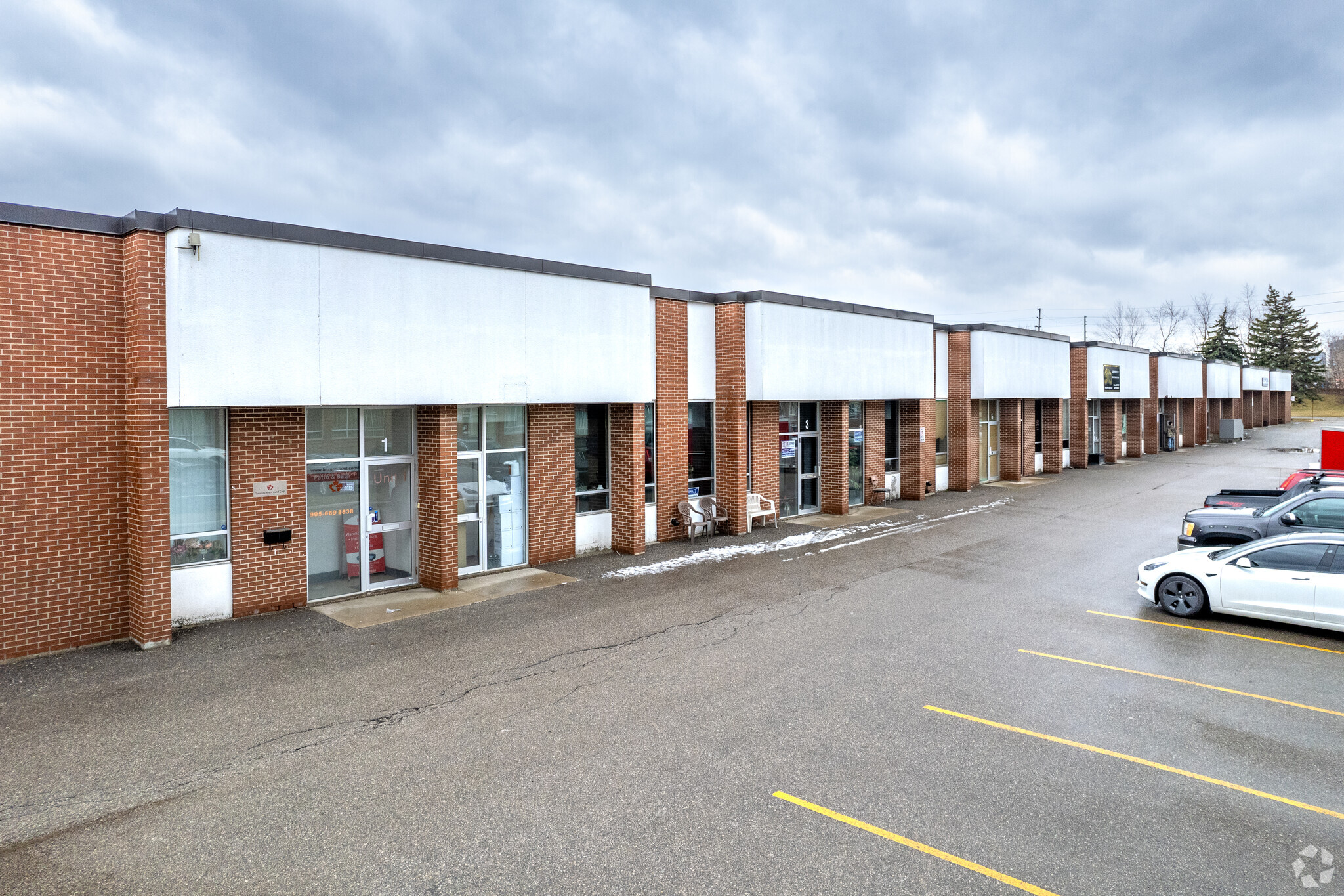 65 Bowes Rd, Concord, ON à louer Photo de l’immeuble– Image 1 sur 3