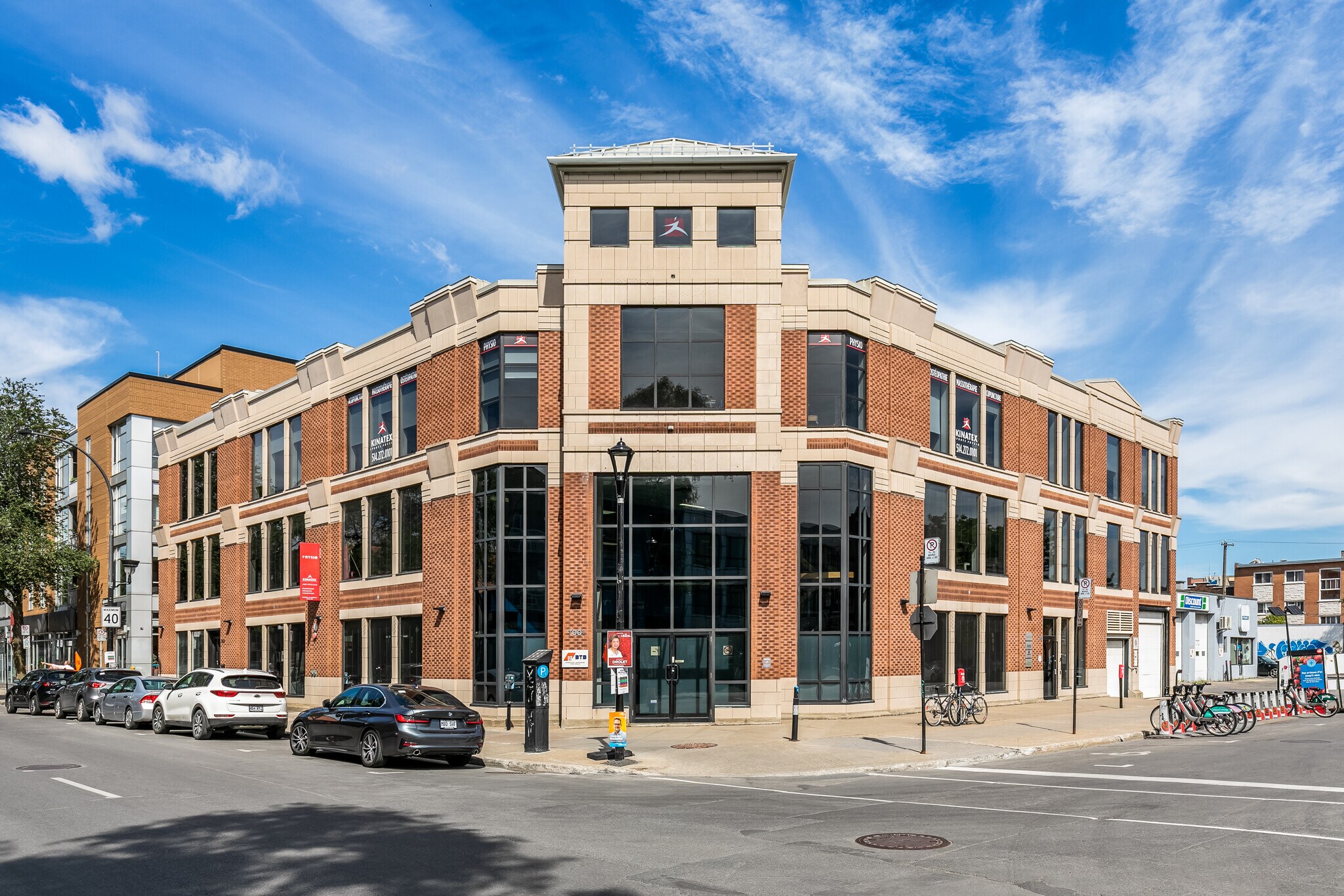 25 Av Mozart E, Montréal, QC à louer Photo principale– Image 1 sur 11
