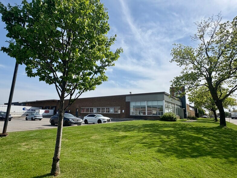 5600-5620 Rue Ferrier, Mt Royal, QC à louer - Photo de l’immeuble – Image 1 sur 10