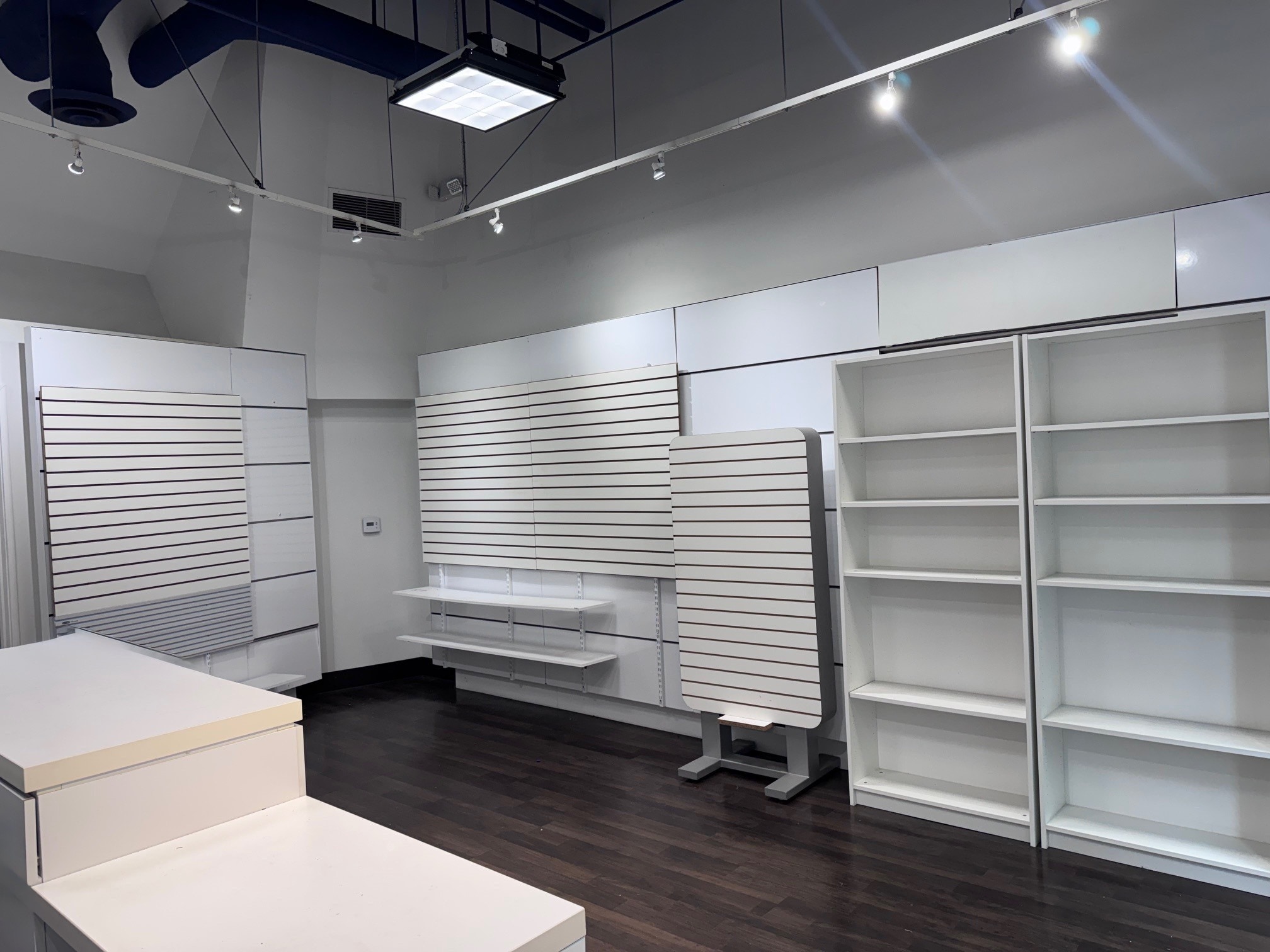 15301 Ventura Blvd, Sherman Oaks, CA à louer Photo intérieure– Image 1 sur 2