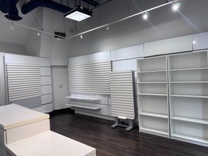 15301 Ventura Blvd, Sherman Oaks, CA à louer Photo intérieure– Image 1 sur 2