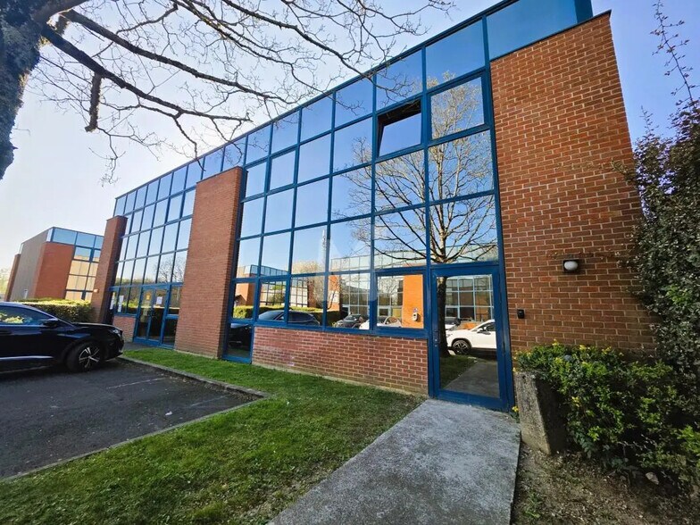 Bureau dans Savigny-le-Temple à louer - Photo de l’immeuble – Image 1 sur 11
