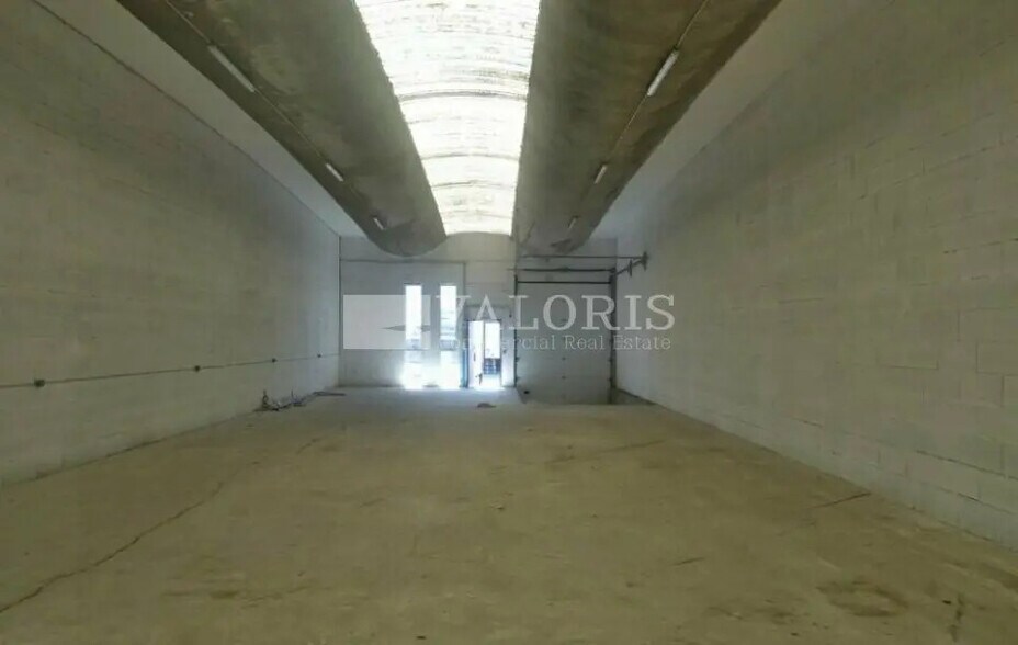 Local d’activités dans Saint-Priest à louer - Photo de l’immeuble – Image 3 sur 7