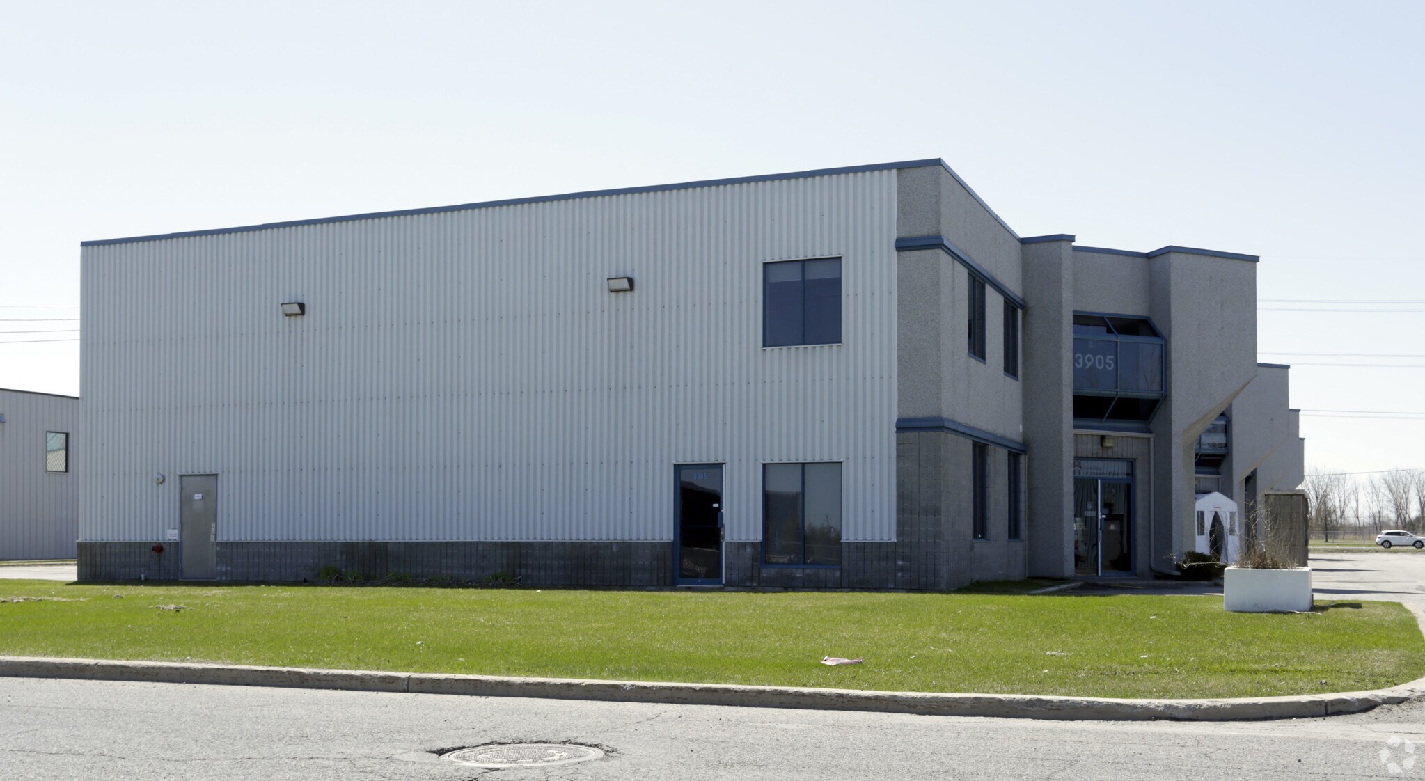 3905 Rue Isabelle, Brossard, QC à vendre Photo de l’immeuble– Image 1 sur 3