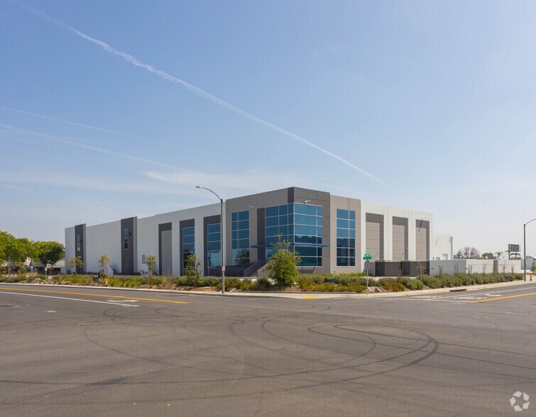 981 S Wanamaker Ave, Ontario, CA à louer - Photo de l’immeuble – Image 2 sur 4