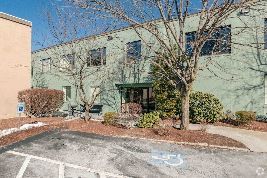 77 Rumford Ave, Waltham, MA à louer - Photo de l’immeuble – Image 3 sur 5