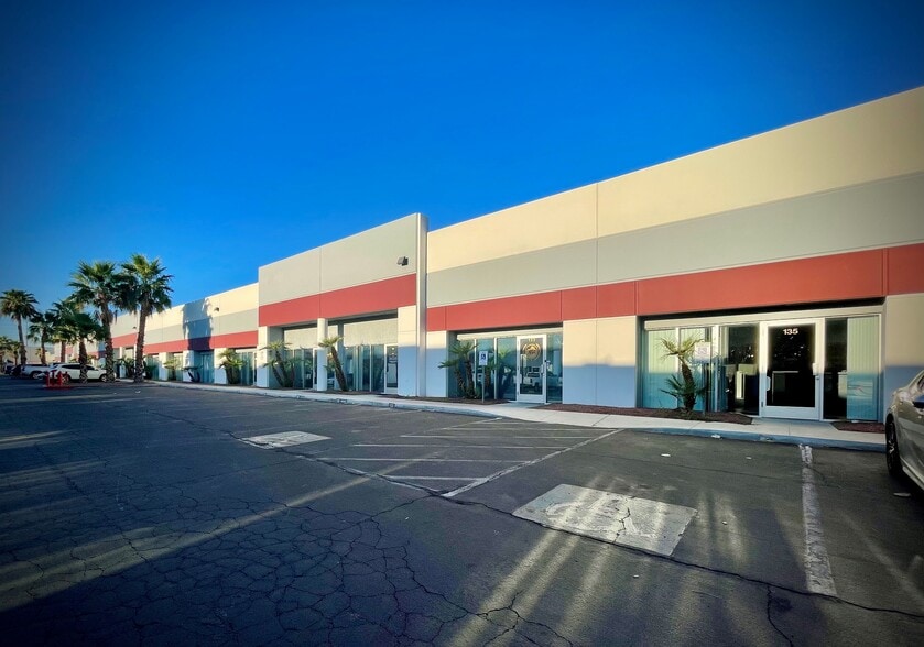 4710 W Dewey Dr, Las Vegas, NV à louer - Photo de l’immeuble – Image 2 sur 6