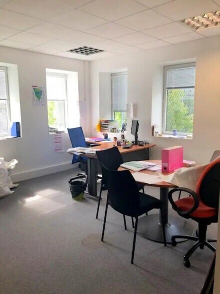 Bureau dans Montigny-le-Bretonneux à louer - Photo de l’immeuble – Image 3 sur 13