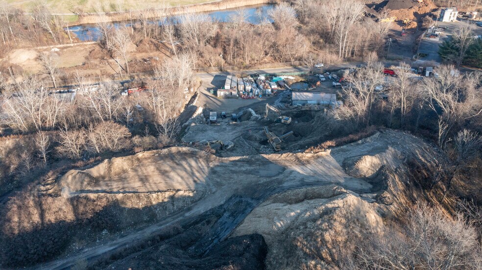 18 Plumtrees Rd, Danbury, CT à vendre - Photo de l’immeuble – Image 2 sur 15