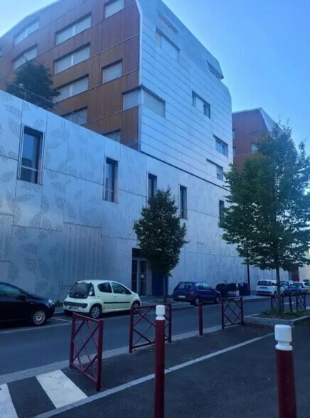 Local d’activités dans Fresnes à louer - Photo de l’immeuble – Image 1 sur 13