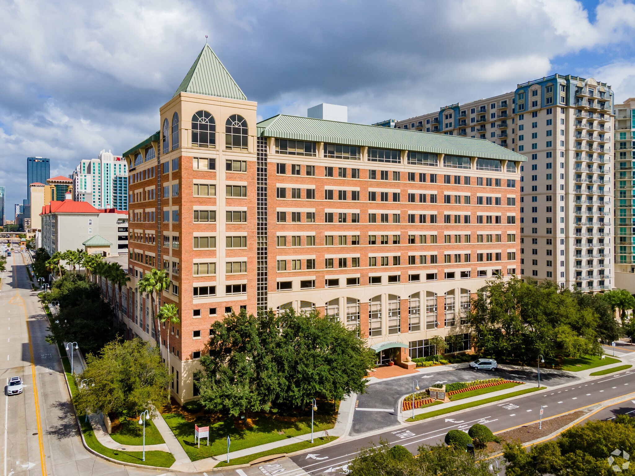 302 Knights Run Ave, Tampa, FL à louer Photo principale– Image 1 sur 16