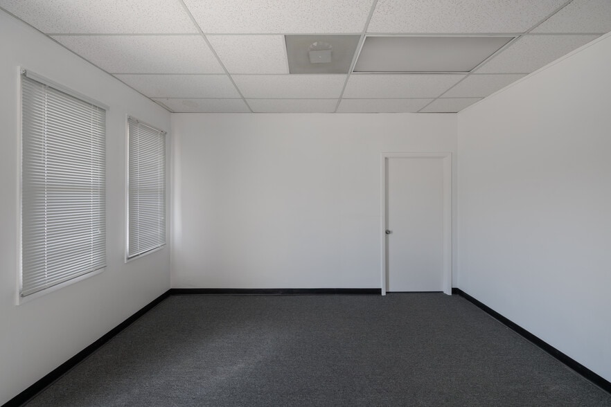 6593 Powers Ave, Jacksonville, FL à louer - Photo intérieure – Image 3 sur 4