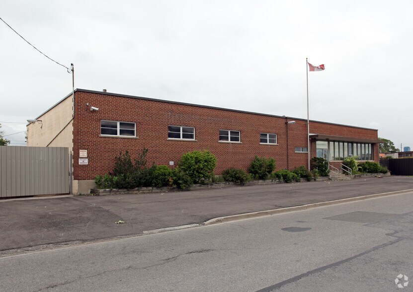 176 Wicksteed Ave & 57 Research Rd portefeuille de 2 biens à vendre sur LoopNet.fr - Photo principale – Image 1 sur 2