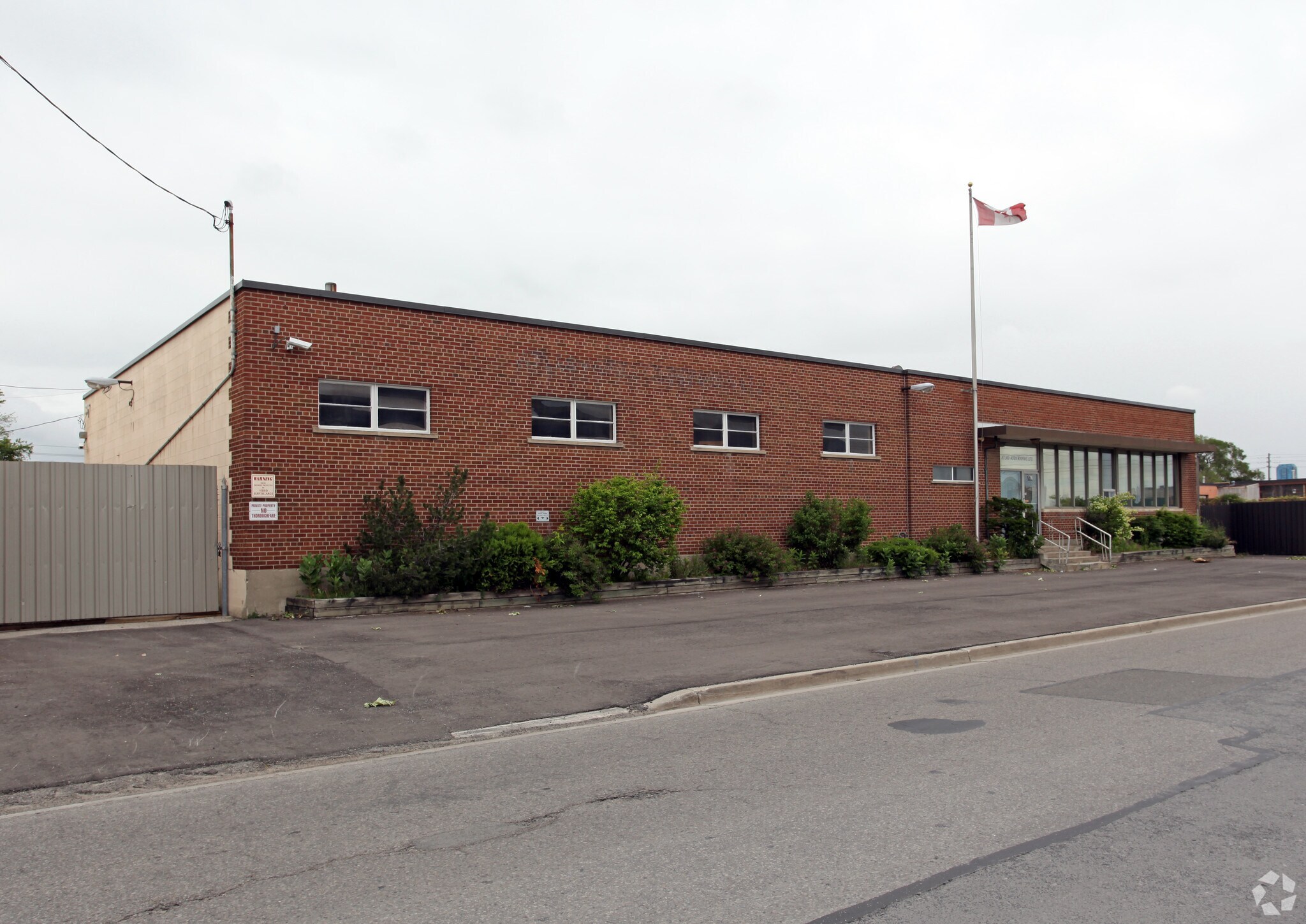 176 Wicksteed Ave & 57 Research Rd portefeuille de 2 biens à vendre sur LoopNet.fr Photo principale– Image 1 sur 3