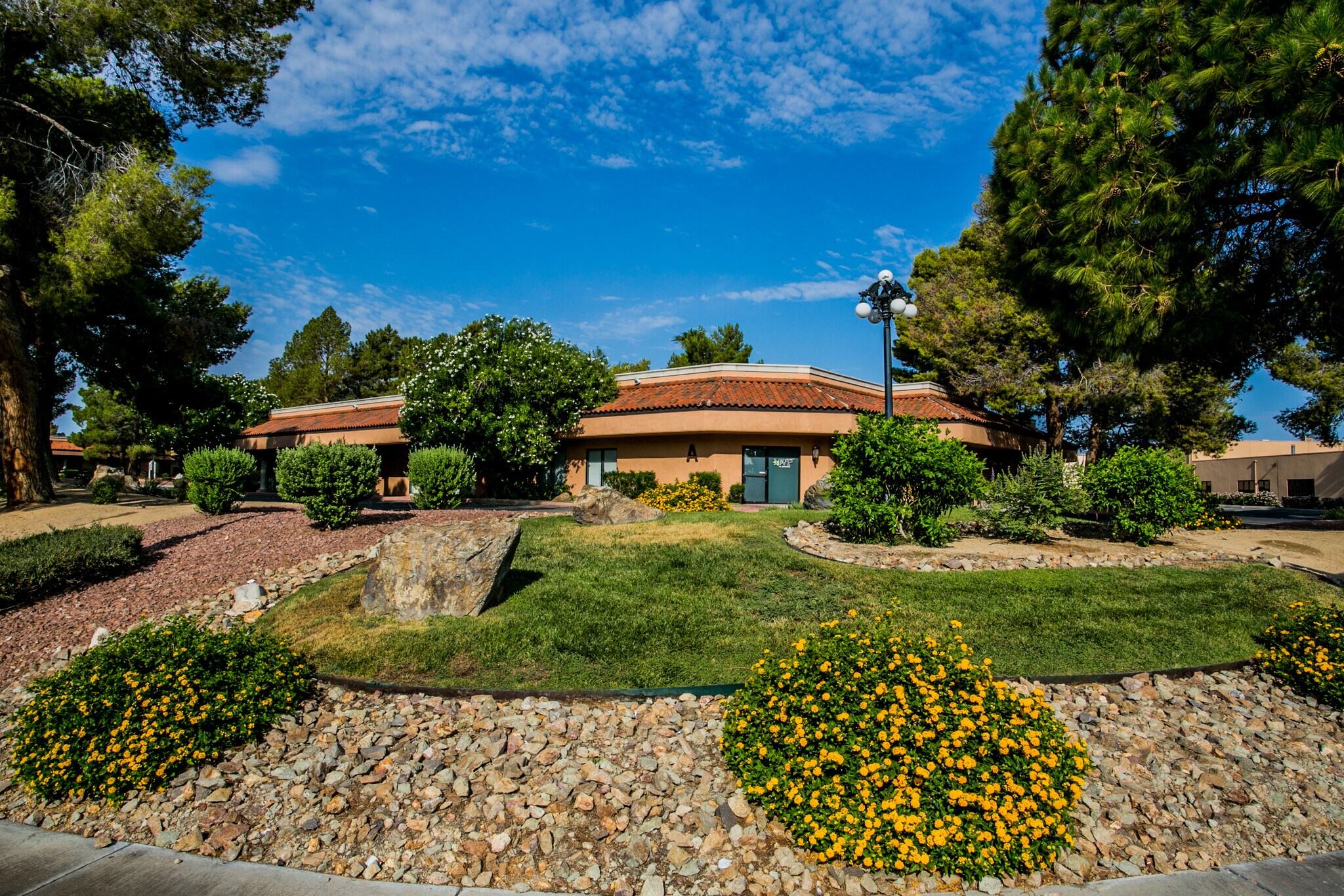 2700 E Chandler Ave portefeuille de 3 biens à vendre sur LoopNet.fr Photo principale– Image 1 sur 21