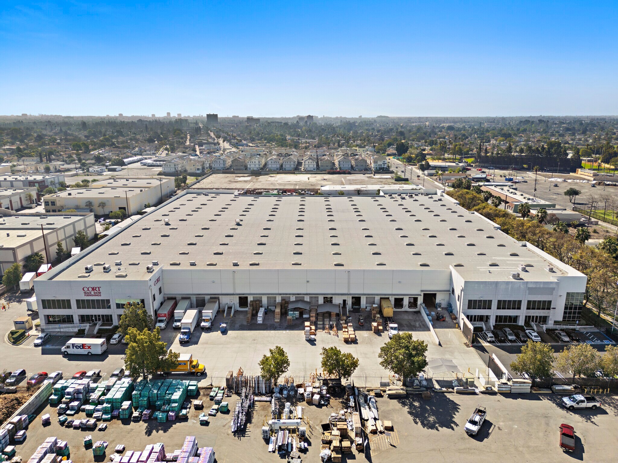 1160-1190 N Anaheim Blvd, Anaheim, CA à louer Aérien– Image 1 sur 16
