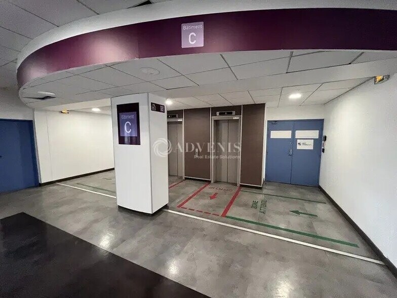 Bureau dans Montigny-le-Bretonneux à louer - Hall d’entrée – Image 3 sur 5