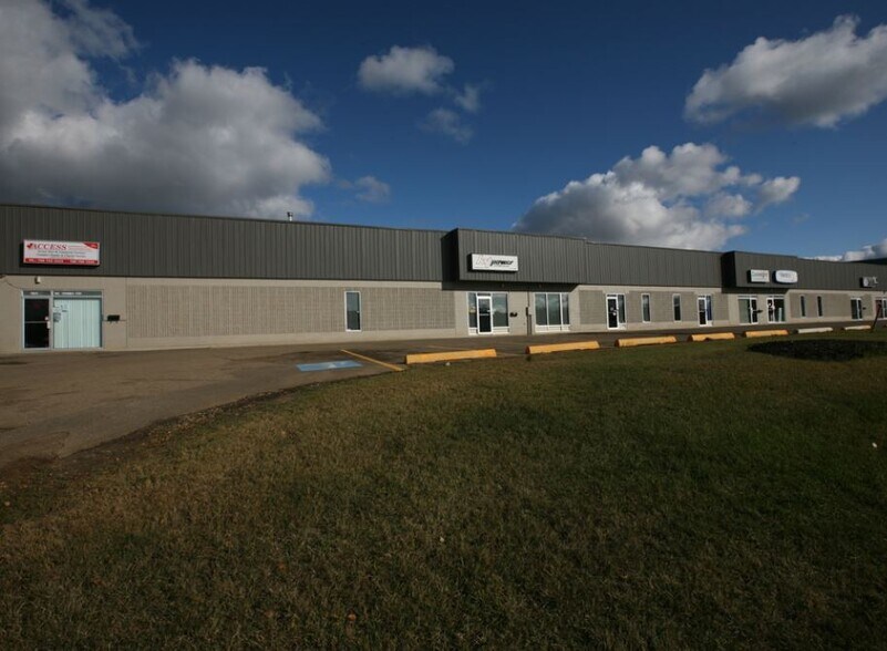 242 Macalpine Cres, Wood Buffalo, AB à louer - Photo de l’immeuble – Image 2 sur 2