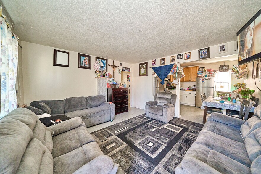 2001 W Myrtle St, Santa Ana, CA à vendre - Photo de l’immeuble – Image 2 sur 28