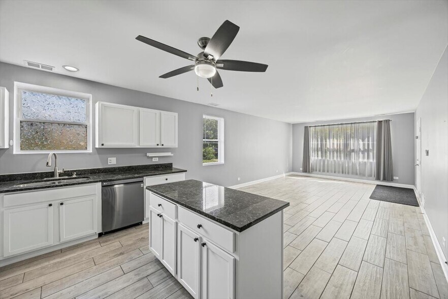 7-Unit East Garfield Park Portfolio portefeuille de 2 biens à vendre sur LoopNet.fr - Photo de l’immeuble – Image 2 sur 22