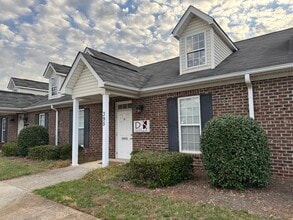 393-399 S Swing Rd, Greensboro, NC à louer Photo de l’immeuble– Image 1 sur 6