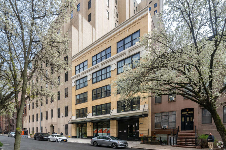 438 W 51st St, New York, NY à louer - Photo de l’immeuble – Image 1 sur 9