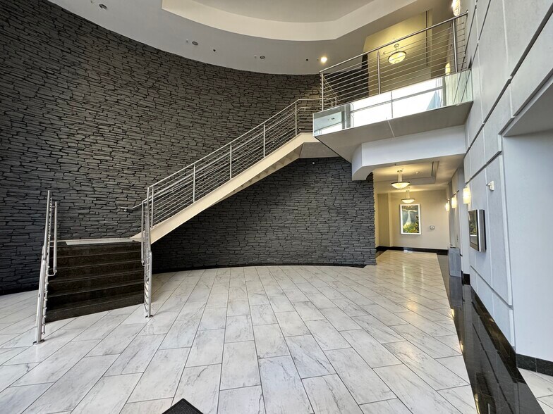 871 Coronado Center Dr, Henderson, NV à louer - Photo de l’immeuble – Image 3 sur 12