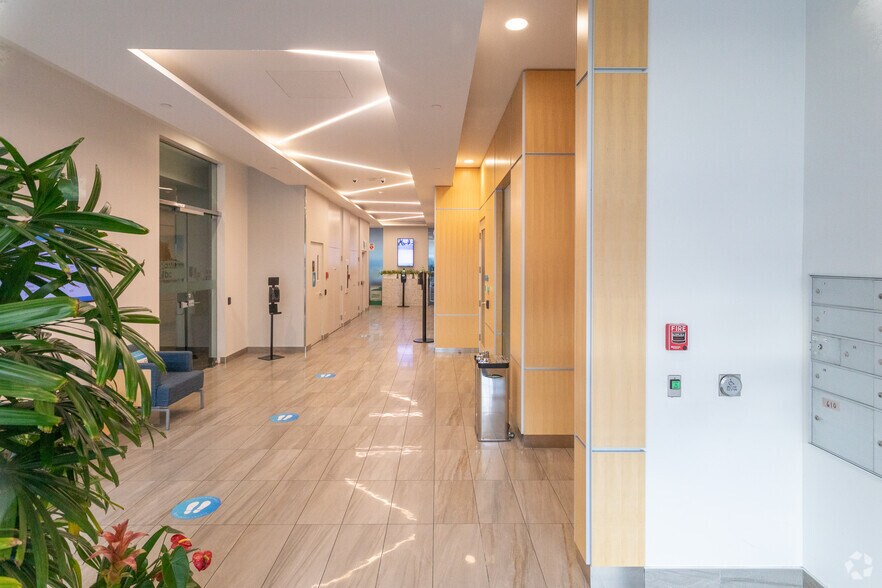 1665 W Broadway, Vancouver, BC à louer - Photo intérieure – Image 3 sur 6