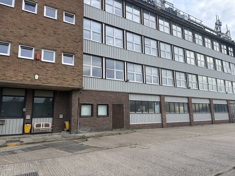 Coldharbour Ln, Rainham à louer - Photo de l’immeuble – Image 1 sur 5
