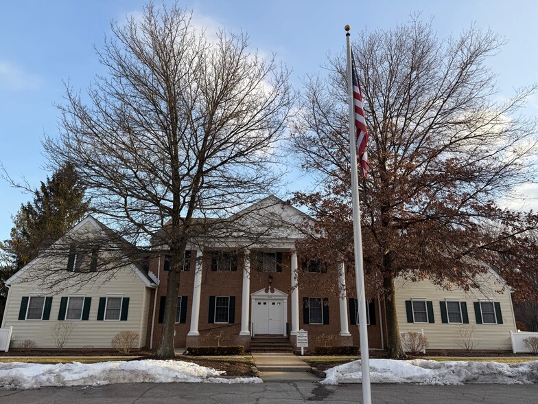 255 Park Pl, Chagrin Falls, OH à louer - Photo principale – Image 1 sur 9