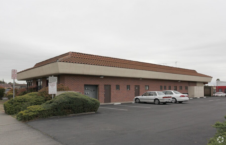 2147-2159 N Texas St, Fairfield, CA à louer - Photo de l’immeuble – Image 3 sur 46