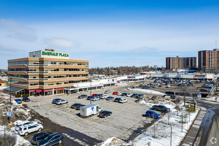 1547 Merivale Rd, Ottawa, ON à louer - Photo de l’immeuble – Image 2 sur 7