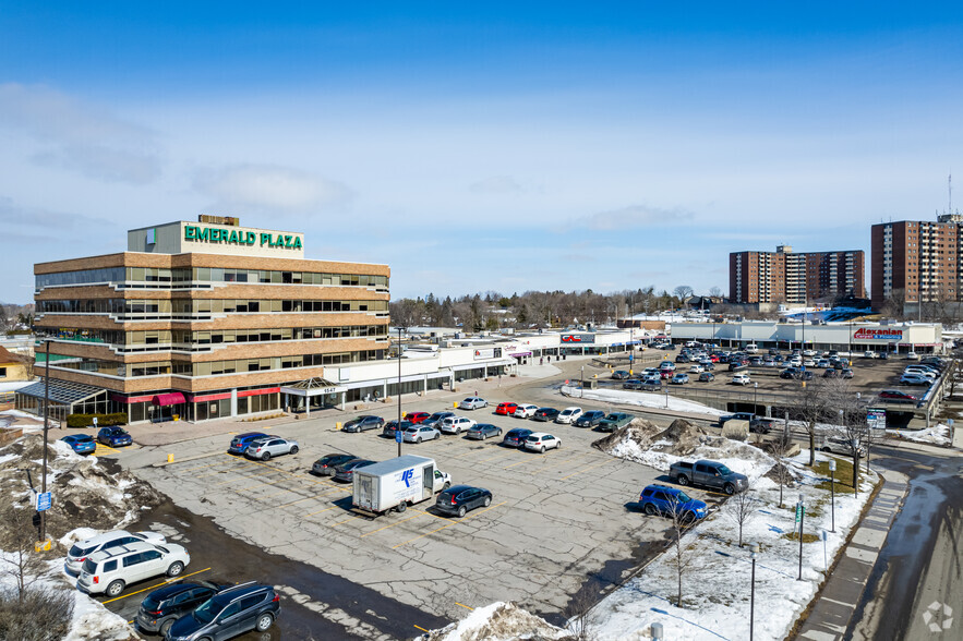 1547 Merivale Rd, Ottawa, ON à louer - Photo de l’immeuble – Image 3 sur 7