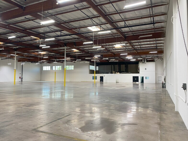 14321 Corporate Dr, Garden Grove, CA à louer - Photo intérieure – Image 2 sur 8