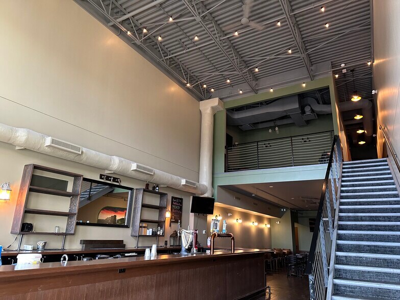 10704 120 St NW, Edmonton, AB à louer - Photo de l’immeuble – Image 3 sur 39