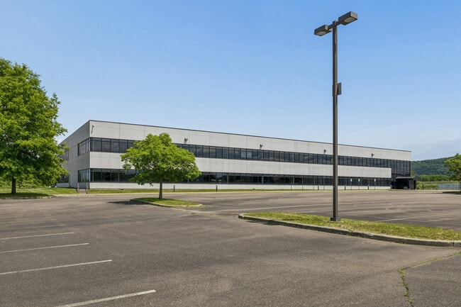 Plus de détails pour 326 Daniel Zenker Dr, Horseheads, NY - Bureau aux enchères