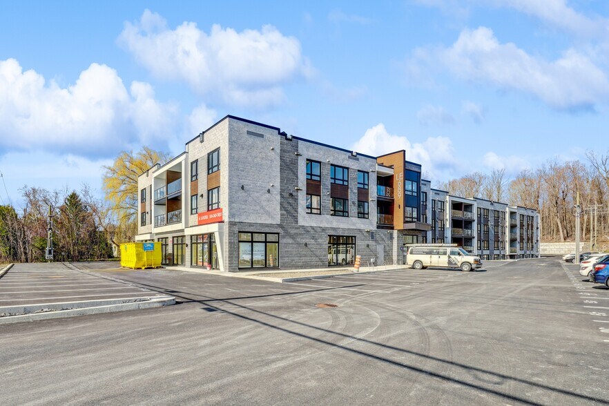 689 Boul Saint-Jean-Baptiste, Mercier, QC à louer - Photo de l’immeuble – Image 3 sur 8