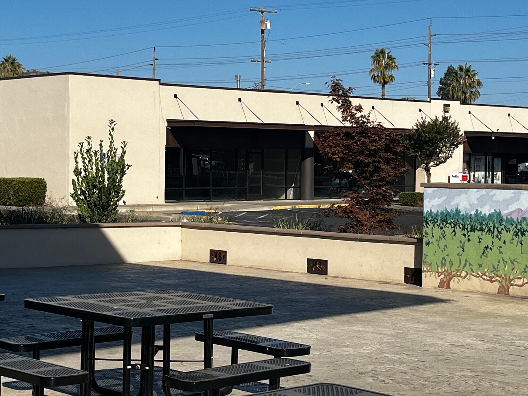 400 E Kettleman Ln, Lodi, CA à louer Photo de l’immeuble– Image 1 sur 7