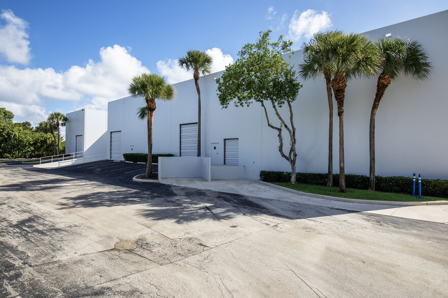 6500 Park of Commerce Blvd, Boca Raton, FL à louer - Photo de l’immeuble – Image 3 sur 8