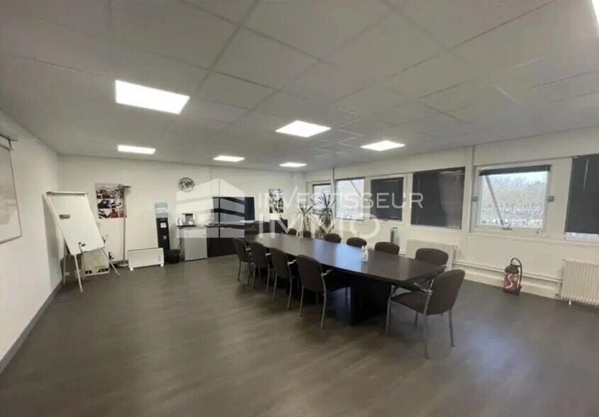 Local d’activités dans Noisy-le-Grand à louer - Photo de l’immeuble – Image 3 sur 4