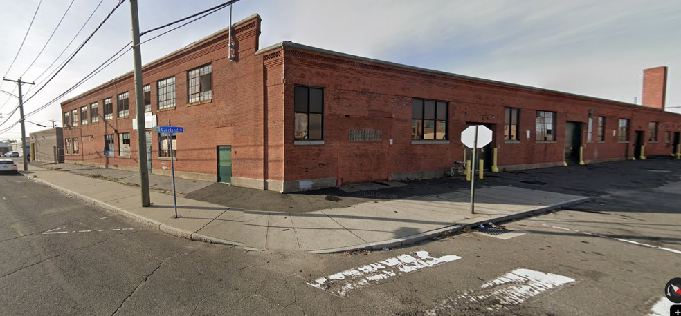 917 Housatonic Ave, Bridgeport, CT à louer - Photo de l’immeuble – Image 1 sur 6