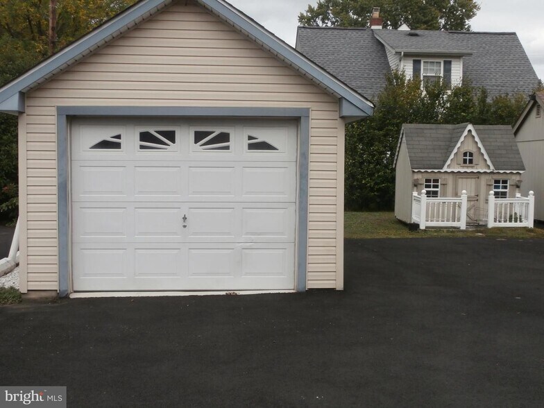 306 N Oxford Valley Rd, Fairless Hills, PA à vendre - Photo de l’immeuble – Image 2 sur 6