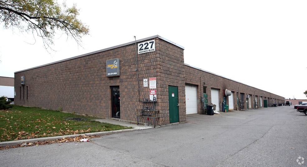 227 Advance Blvd, Brampton, ON à louer - Photo de l’immeuble – Image 3 sur 3