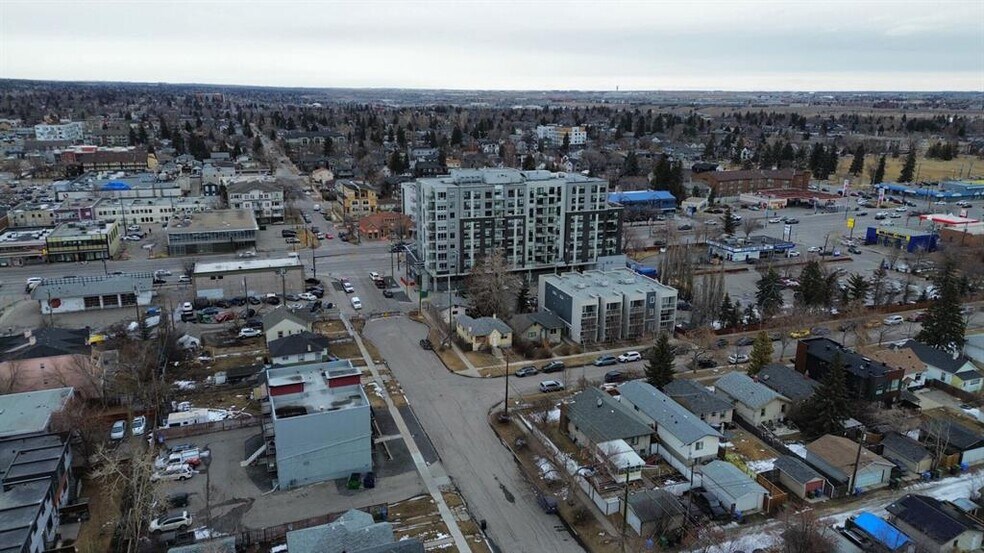 202 15 Av NE, Calgary, AB à vendre - Aérien – Image 2 sur 2